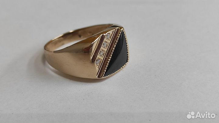 Мужское кольцо-печатка с ониксом из золота 585 про