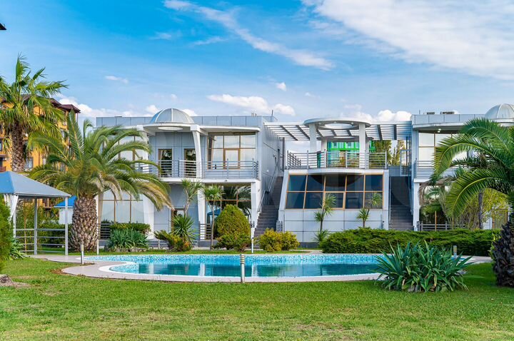 Дом 755 м² на участке 40 сот.