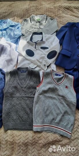 Школьный костюм и рубашки для мальчика 122-128