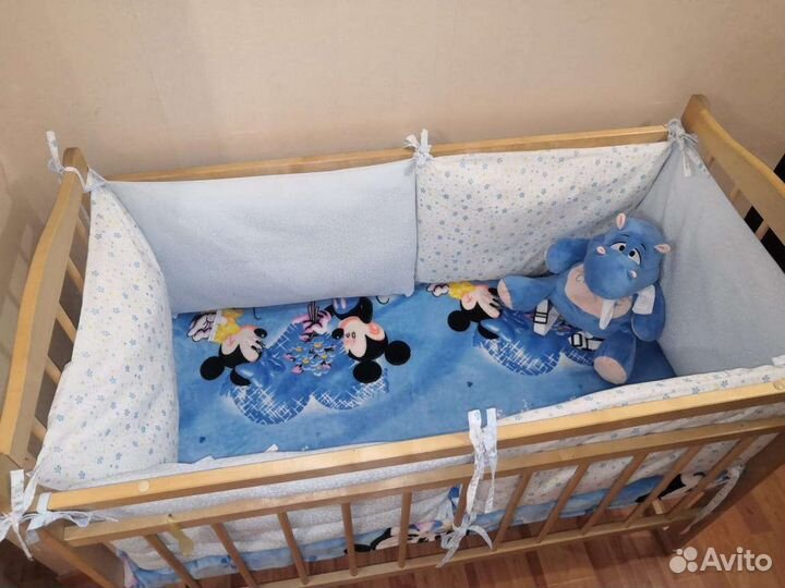 Детская кроватка с маятником