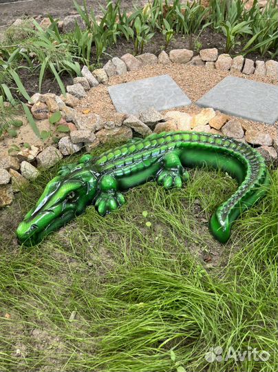 Крокодил садовая фигура