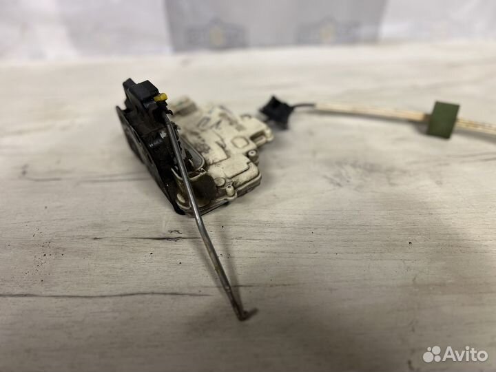 Замок двери audi A6 C6 передний правый