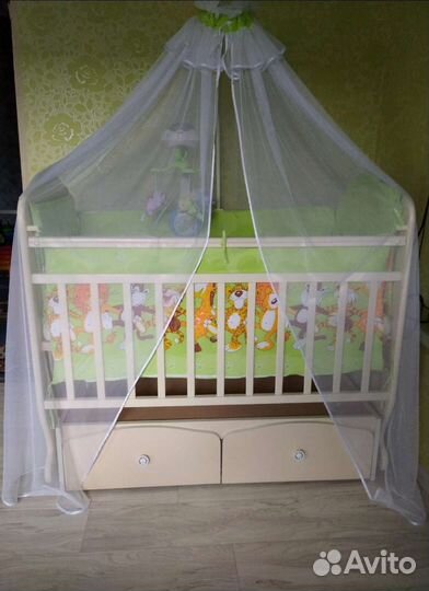 Детская кроватка с маятником и ящиками