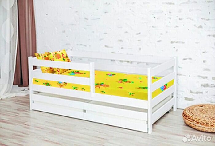 Кроватка из натурального дерева высокий борт детск