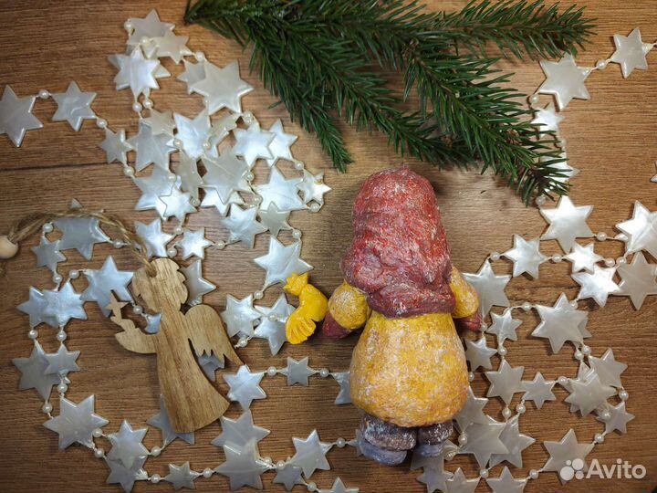 Елочная игрушка Девочка с петушком