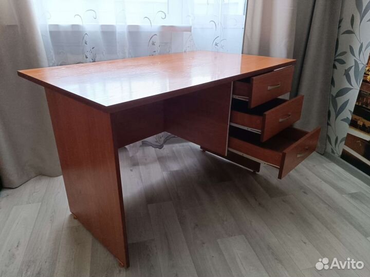 Письменный стол