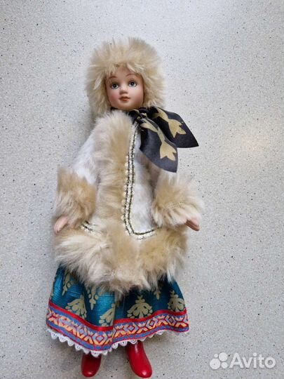 Кукла фарфоровая