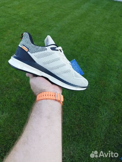 Кроссовки adidas бежевые