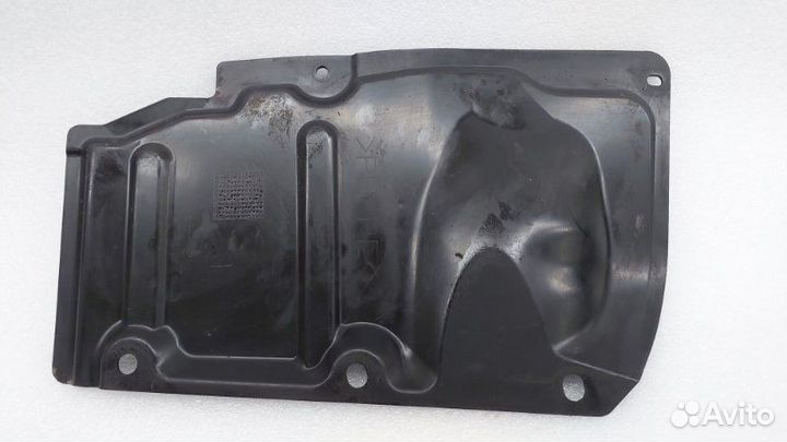 Пыльник двигателя правый Toyota Corolla E180 1nrfe