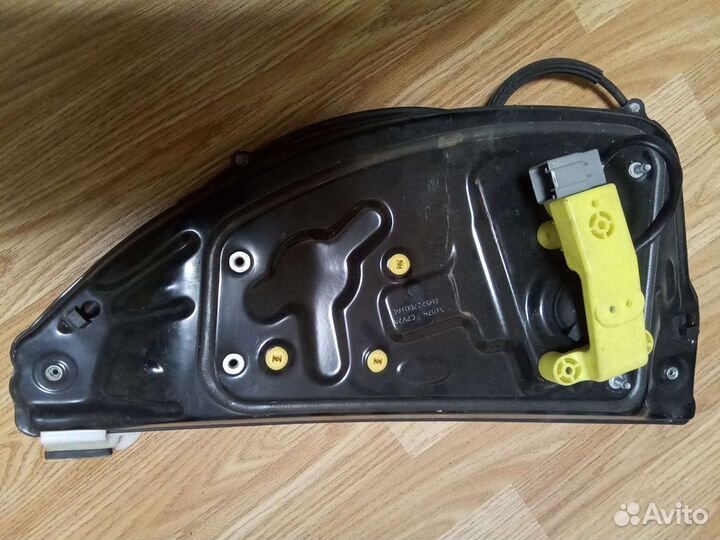 Стеклоподъемник электр.задний левый LR Freel2