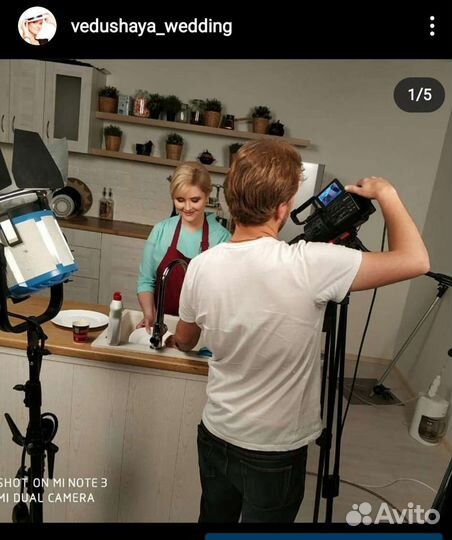 Ведущая в паре с диджеем