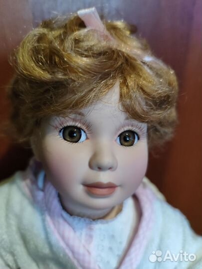 Кукла фарфоровая