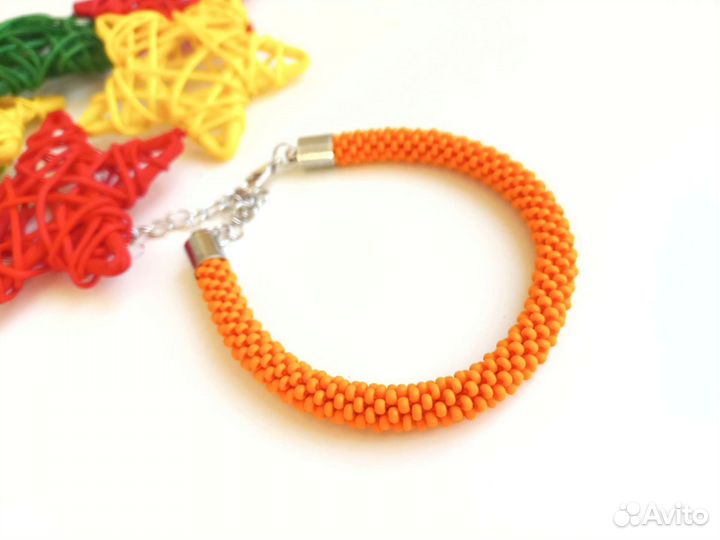 Красный оранжевый зеленый браслет из бисера