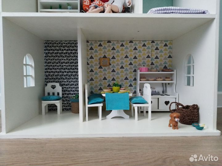 Большой кукольный домик с мебелью