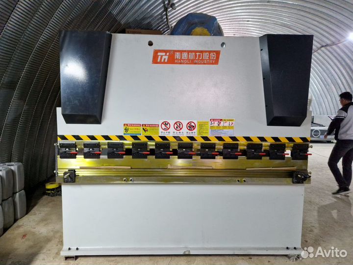 Листогибочный гидравлический пресс / листогиб