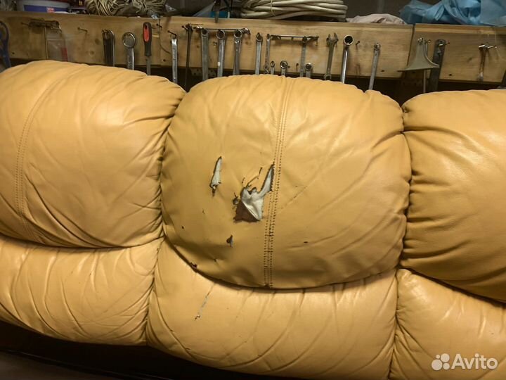 Кожаный диван