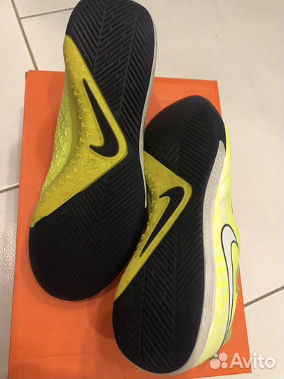 Футбольные бутсы nike