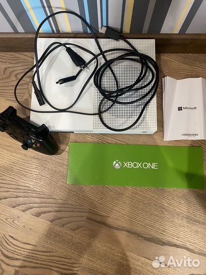 Xbox One s 500 gb с одним геймпадом + overwatch