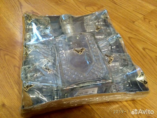 Набор стеклянных стаканов с бутылкой