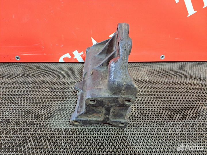 Кронштейн переднего бампера правый