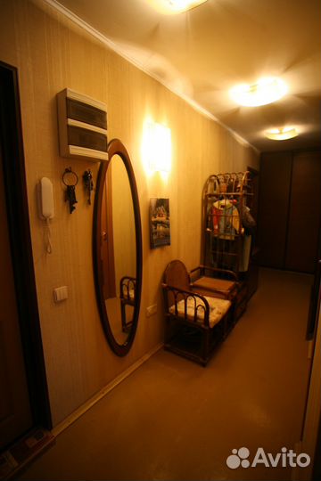 Зеркало в деревянной оправе