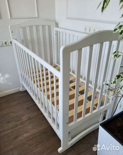 Детская кроватка с ящиком для белья и матрацем