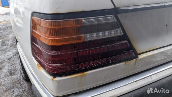 Фонарь задний Mercedes Benz W124