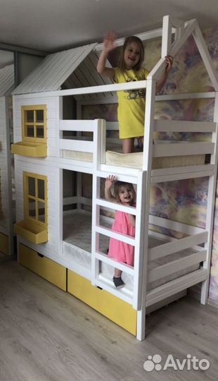 Двухъярусная кроватка домик