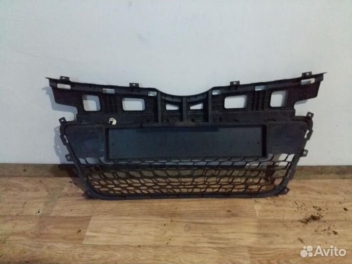 Решетка в бампер центральная Hyundai i30 2007-2012