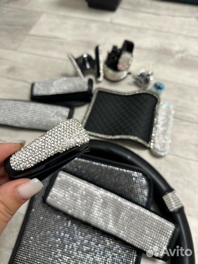 Автомобильные украшения со стразами