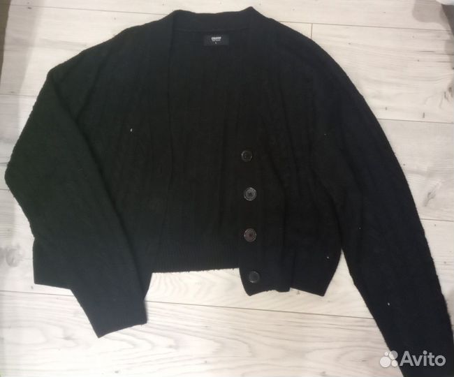 Вязаный полосатый свитер с дырками