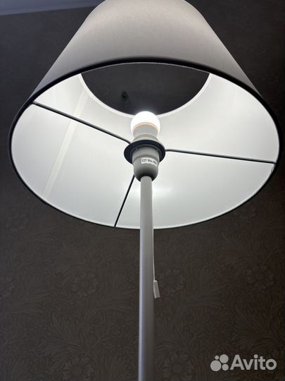 Белый напольный торшер