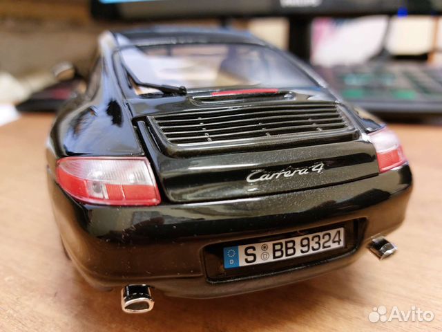 Коллекционная модель Porsche 911 Carrera 4 1:18