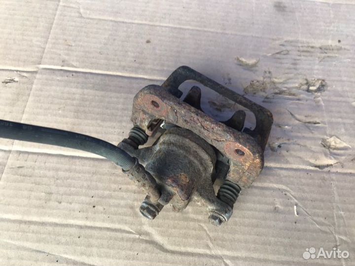 Суппорт задний левый Honda Element YH2 K24A4 2004