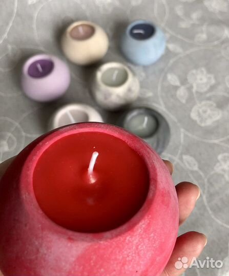 Парафиновые свечи в бетонном подсвечнике