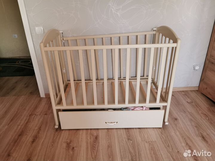 Детская кроватка с маятником и ящиком