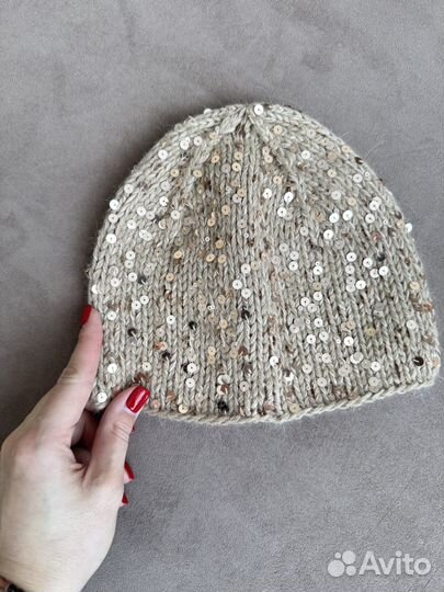 Шапка с пайетками бежевая