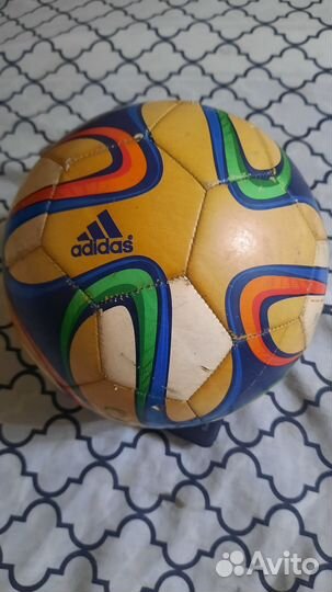 Футбольный мяч adidas brazuca