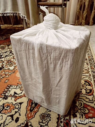 Коробка с вещами в мешке