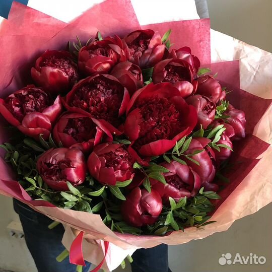 Букет из бордовых пионов