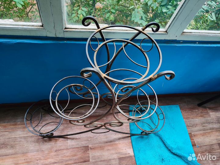 Продам Кованую подставку под цветы, новая