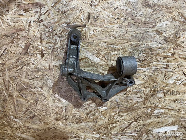 Кронштейн рычага переднего левого Skoda Fabia 2