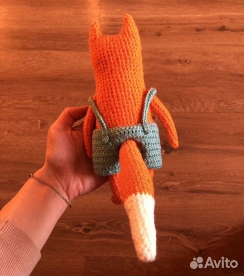 Вязаный лис в штанишках