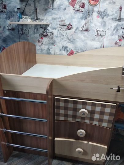 Детский уголок: кровать, стол, шкаф три в одном