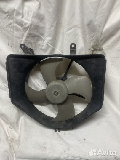 Диффузор радиатора c бачком Honda Jazz Fit GD