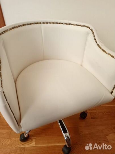 Кресло для мастера маникюра бу