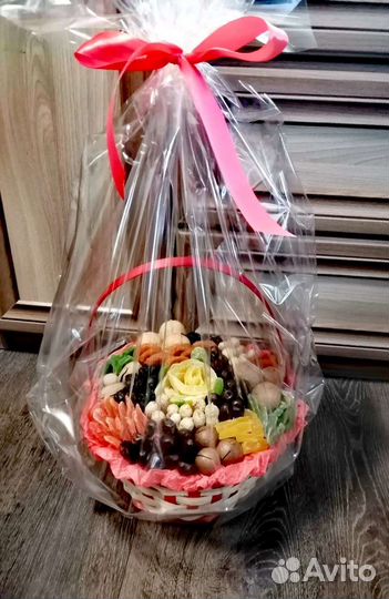 Подарочный корзины с орехами и сухофруктами