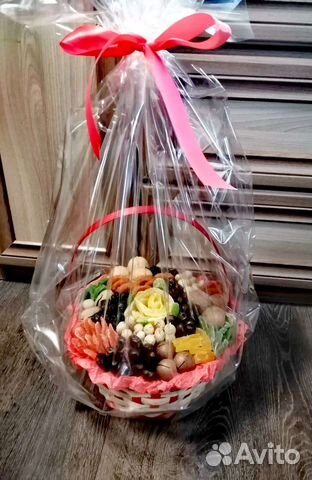 Подарочный корзины с орехами и сухофруктами