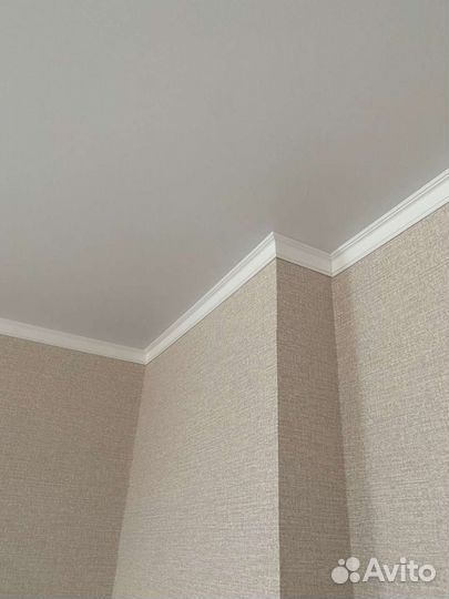 Поклейка потолочных плинтусов под натяжной потолок