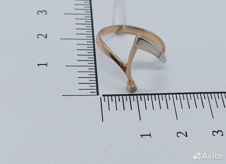 Золотое кольцо с фианитом 17р
